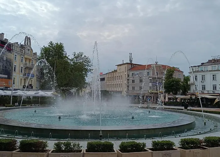 на центъра на до фонтаните и морето и градинта Varna