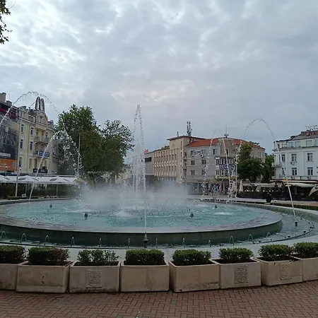 на центъра на до фонтаните и морето и градинта 瓦爾納